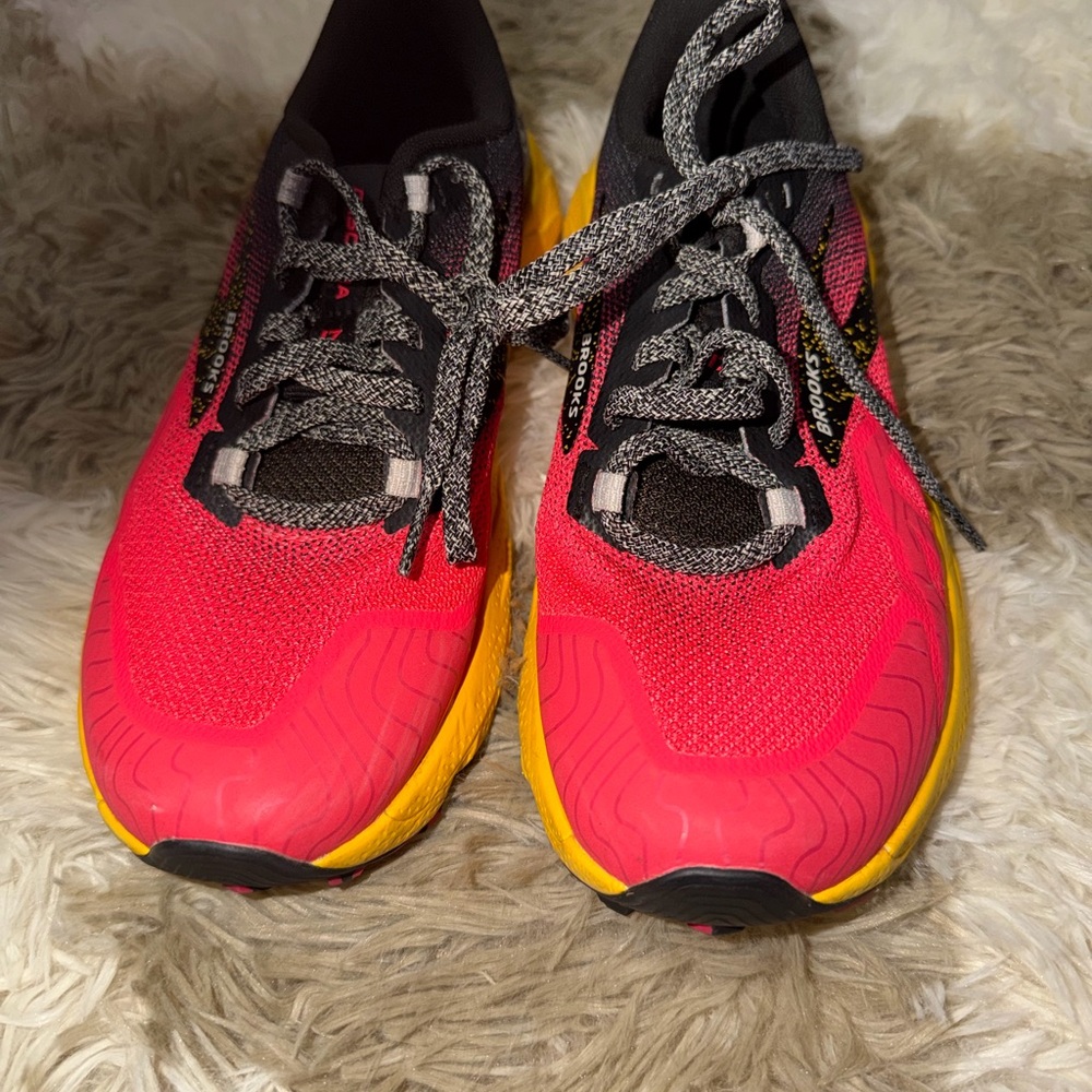 Women's Running Shoes (Brook’s Cascadia 17) Size 6.5